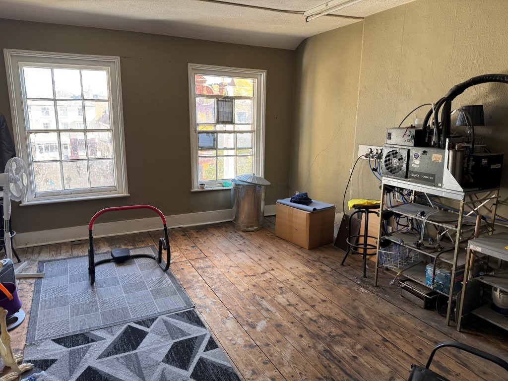 Lot: 63 - THREE STOREY FREEHOLD TOWN CENTRE COMMERCIAL INVESTMENT - A Room on the Second Floor